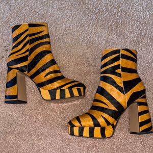 NEVER WORN STEVE MADDEN TIGER BOOTS